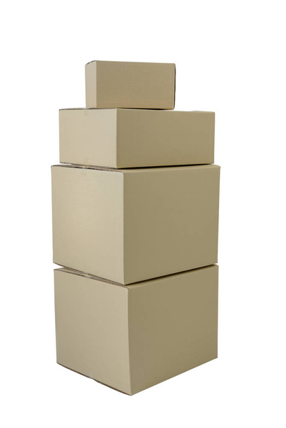 Cajas de cartón en diferentes tamaños cajas apiladas aisladas sobre fondo blanco con ruta de recorte
 - Foto, Imagen
