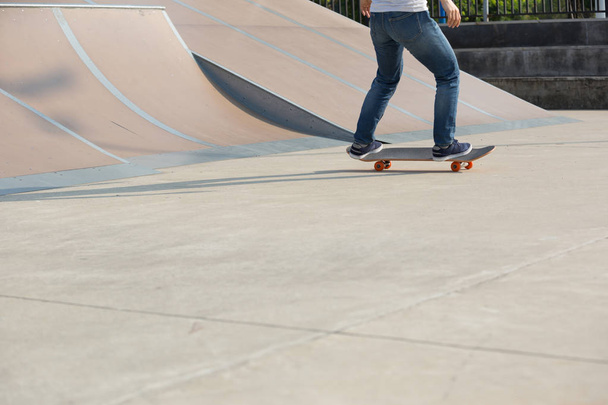 skateboarder legs skateboarding on skatepark - Foto, imagen
