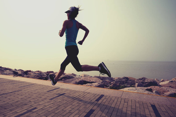 sportos fiatal fitness nő coast nyomvonal futás - Fotó, kép