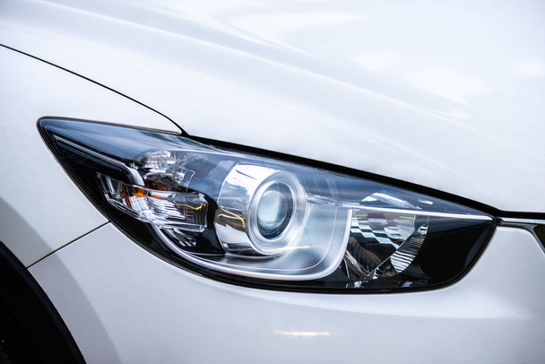 Closeup světlomety automobilu s malou hloubkou ostrosti - Fotografie, Obrázek