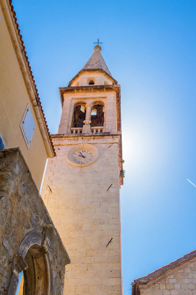 Karadağ 'ın antik Budva kentindeki Kiliseye düşük açılı bakış açısı. Mavi gökyüzü ile güneşli güzel bir gün. - Fotoğraf, Görsel