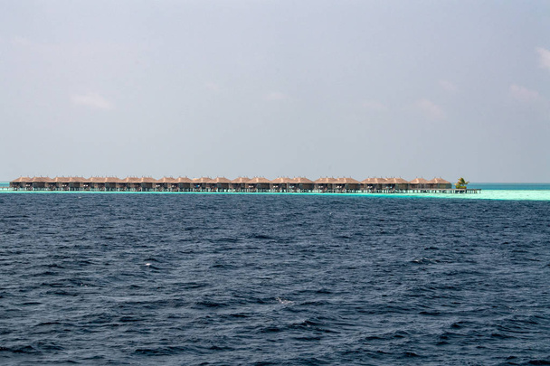 Maldivas en el bungalow de agua vista desde el océano
 - Foto, imagen