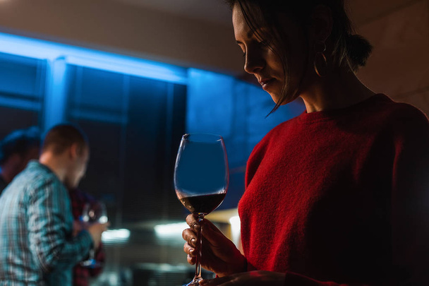 Портрет женщины с бокалом красного вина
 - Фото, изображение