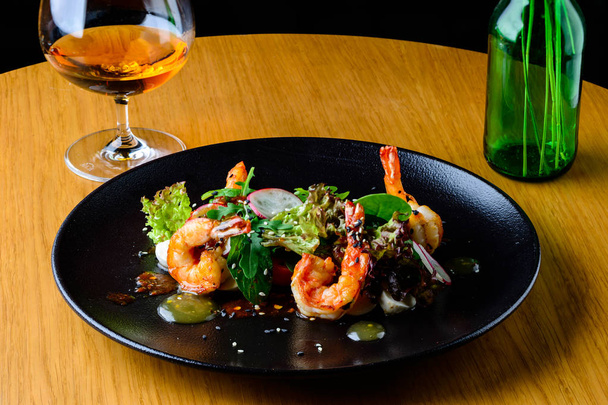 Appetizing spicy salad with shrimps, radish and sauce on the tab - Foto, Imagen