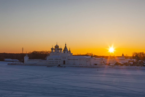 Téli naplemente az orosz ortodox kolostor - Fotó, kép