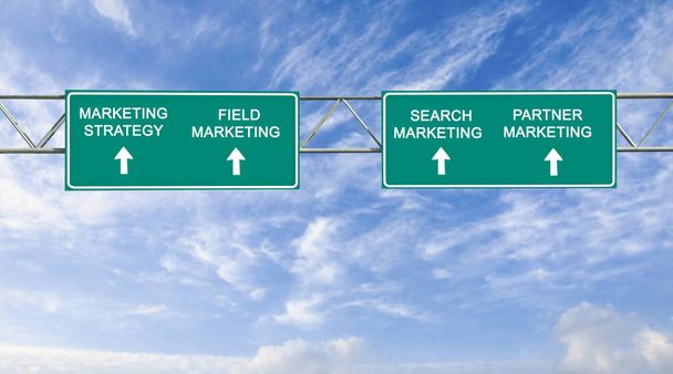 Señal de tráfico a estrategia de marketing
 - Foto, Imagen