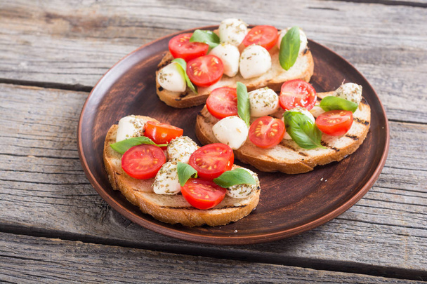 Grilled sandwich with mozzarella , cherry tomatoes and basil . - Foto, Imagem