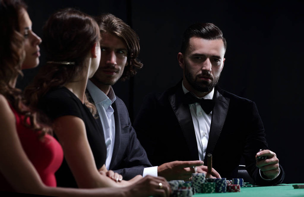 Group of stylish people playing in a casino - Foto, Bild