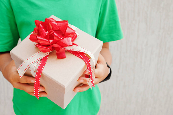 enfant tenant boîte cadeau de Noël
 - Photo, image