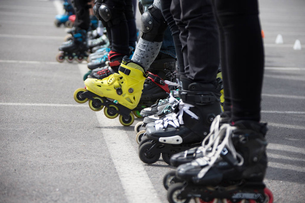 Vista da vicino delle ruote befor skating.Gambe in pattini rollskikovye sono allineati in fila
 - Foto, immagini