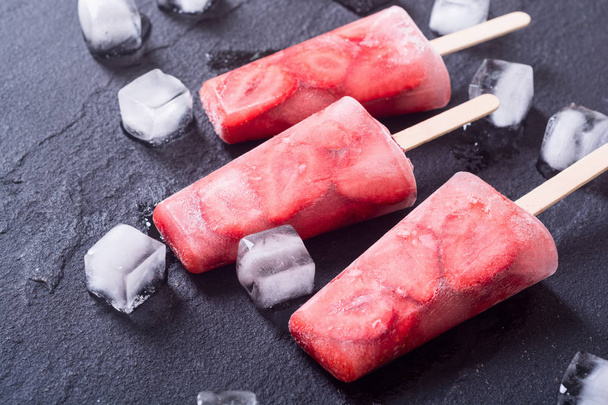 Homemade popsicles with strawberry . Summer frozen juice - Fotoğraf, Görsel