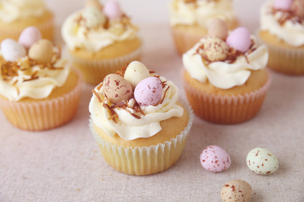 Homemade Easter eggs cupcakes on rustic background - Foto, afbeelding