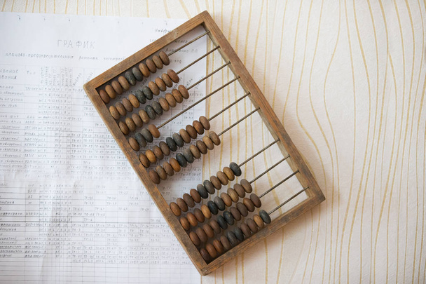 Abacus de madeira na parede com papel gráfico
 - Foto, Imagem