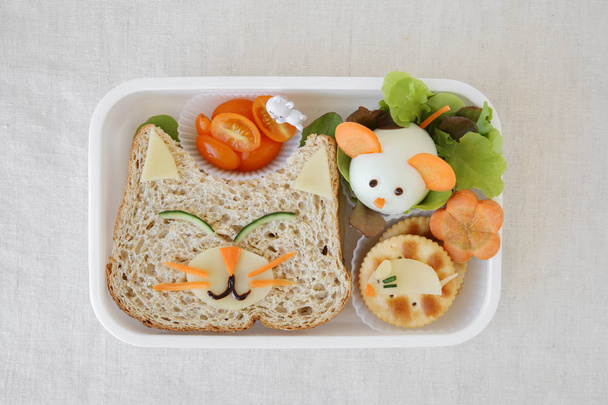 Cat and mouse lunch box, fun food art for kids - Foto, Bild