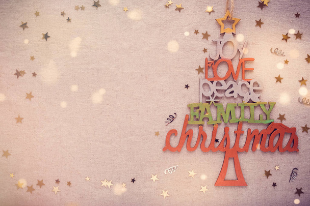 Weihnachtsbaum mit Liebe Freude Frieden Worte, Feiertage kopieren Raum Hintergrund - Foto, Bild
