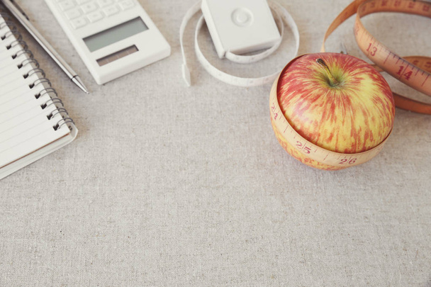 Apple, mérőszalag, jegyzetfüzet és számológép háttér részére diéta terv, weightloss terv - Fotó, kép