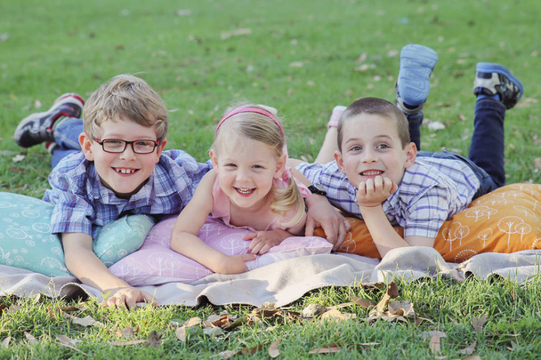 Счастливые братья и сестры, портрет в парке, тонировка
 - Фото, изображение