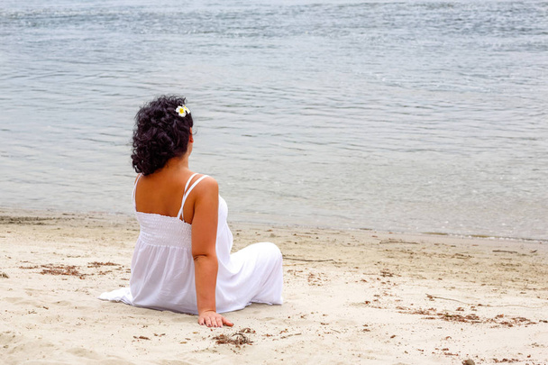Piękna kobieta korzystających na tle plaży - Zdjęcie, obraz