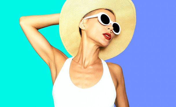 Fashion Lady in beach accessories. Stylish Holiday Vibes.  Beach Trend Sunglasses and hat - Foto, imagen
