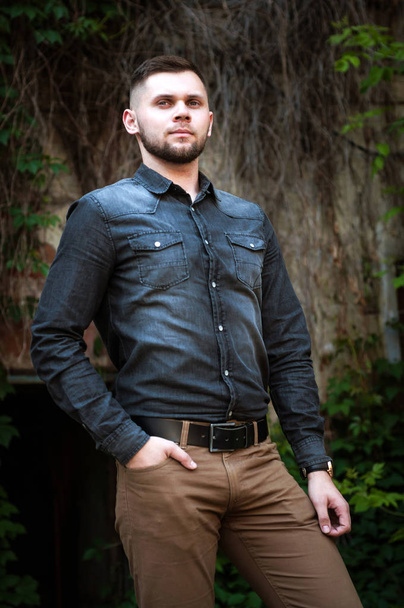 портрет молодого человека в рубашке и брюках
 - Фото, изображение