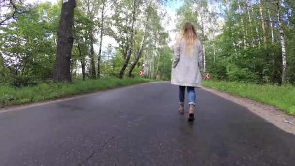 the girl is walking along the road. - Filmagem, Vídeo