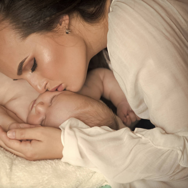 wonder van het moederschap. Vrouw slapen met baby kind jongen - Foto, afbeelding
