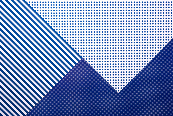 bovenaanzicht van abstracte blauwe compositie met strepen en stippen voor achtergrond - Foto, afbeelding