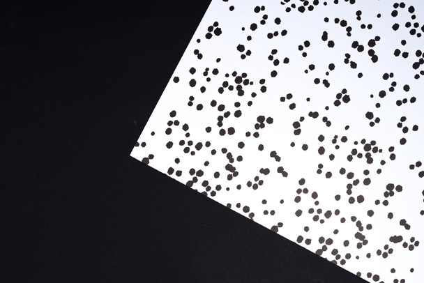 bovenaanzicht van zwart-wit geometrie samenstelling met inkt vlekken voor achtergrond - Foto, afbeelding