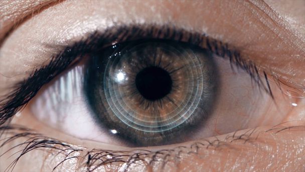 Lente tecnológica en el ojo. El concepto de tecnologías futuras. Ojo femenino con lente futurista, macro
 - Foto, Imagen