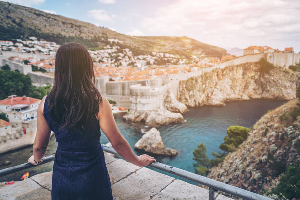 Woman traveller at Dubrovnik Old Town, in Dalmatia, Croatia - The prominent travel destination of Croatia, Dubrovnik old town was listed as UNESCO World Heritage Sites in 1979. - Foto, Imagen
