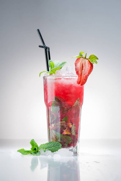 strawberry Mojito cocktail with lime - Foto, afbeelding