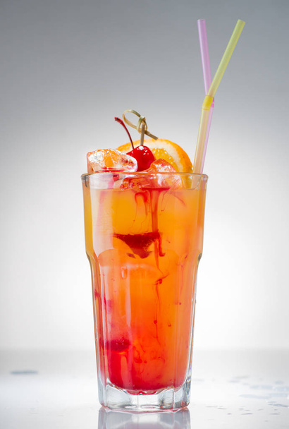Tequila sunrise cocktail with ice - Foto, Imagem