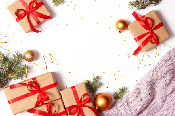 cadeaux et nouvelle décoration de l'année sur un fond blanc vue de dessus. Des vacances, un cadeau, un Noël, une nouvelle année. flatlay
 - Photo, image