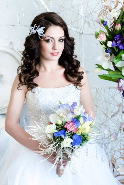 Портрет невесты. Прекрасная невеста с цветами смотрит на нас счастливо
 - Фото, изображение