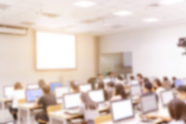 verschwommener Hintergrund von Geschäftsleuten im Konferenzsaal oder Seminarraum mit Desktop-Computer. - Foto, Bild