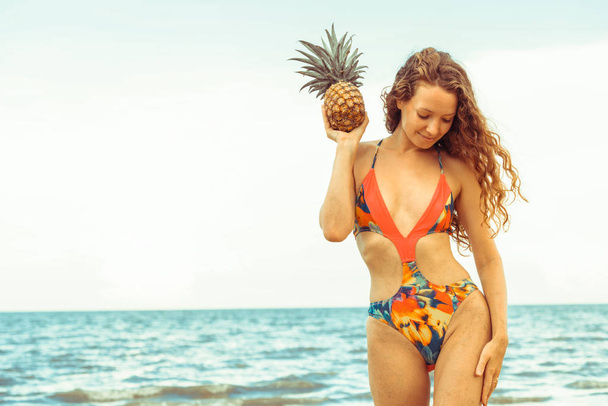 Szczęśliwa młoda kobieta na sobie strój kąpielowy na tropikalnej plaży piasek latem dla podróży wakacje. - Zdjęcie, obraz