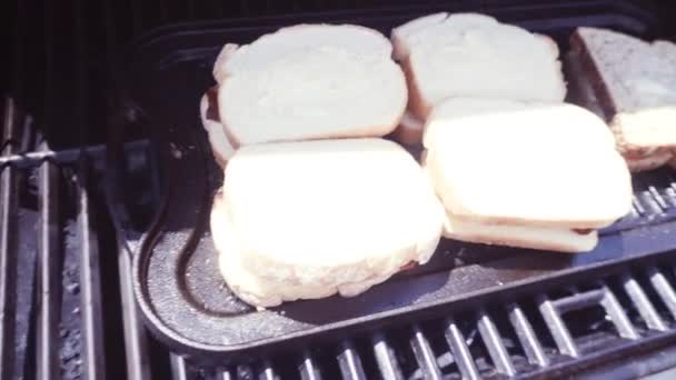 Ψήσιμο στη σχάρα τυρί σάντουιτς με λωρίδες μπέικον και φρέσκια ντομάτα σε εξωτερική αέριο σχάρα - Πλάνα, βίντεο