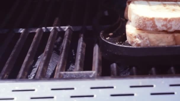 Sanduíche de queijo grelhado grelhado com tiras de bacon e tomate fresco na grelha de gás ao ar livre
 - Filmagem, Vídeo