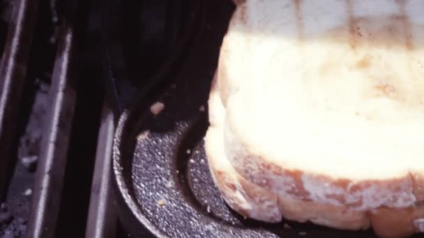 Sanduíche de queijo grelhado grelhado com tiras de bacon e tomate fresco na grelha de gás ao ar livre
 - Filmagem, Vídeo