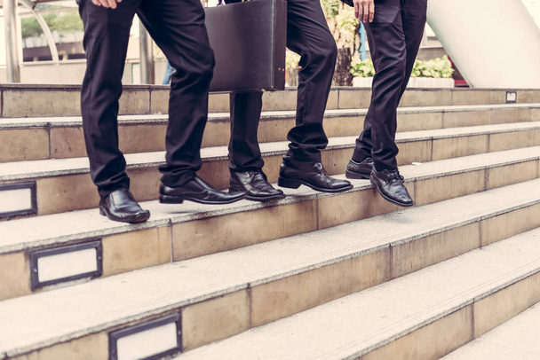 desenfocado o desenfocado Empresario caminando por las escaleras con fondo de ciudad, Empresarios van al concepto de éxito, estilo vintage
. - Foto, Imagen