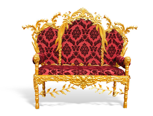 Старый красный богатый золотой трон короля изолированы на белом фоне
. - Фото, изображение