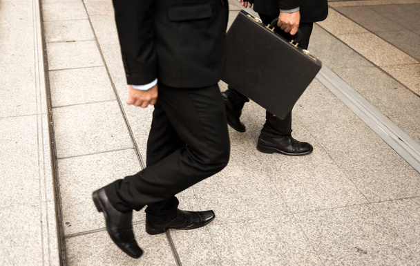 размытый или размытый Бизнесмен, идущий по лестнице с городским фоном, бизнесмены идут к концепции успеха, винтажный стиль
. - Фото, изображение