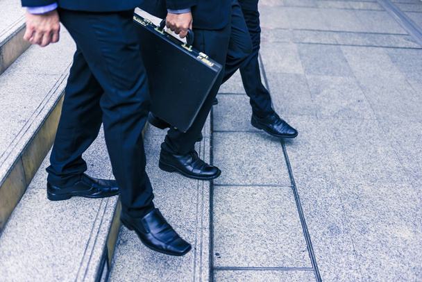 déconcentré ou flou Homme d'affaires marchant dans les escaliers avec le fond de la ville, Les hommes d'affaires vont au concept de succès, style vintage
. - Photo, image