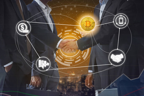 Bitcoin (Btc) i koncepcja akceptacji płatności kryptowaluta - biznesmen uzgadnianie wyświetlone honorujemy płatność przy użyciu Bitcoin. Blockchain i technologie finansowe. - Zdjęcie, obraz