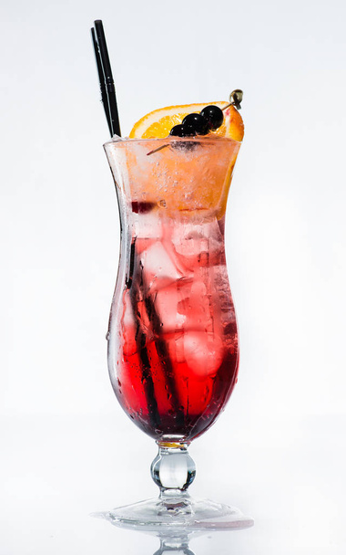Alcohol cocktail with black chokeberry and ice - Foto, Imagem