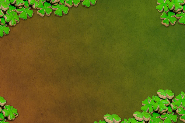 шампунь конюшина рослина удача святковий символ патрульний день, заявлена світло-зелена рамка на дерев'яному фоні запрошення листівка дизайн копіювати простір
 - Фото, зображення