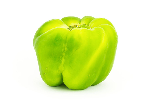 ensalada de verduras ingrediente jugoso grande pimienta verde, fruta brillante sobre un fondo blanco
 - Foto, Imagen