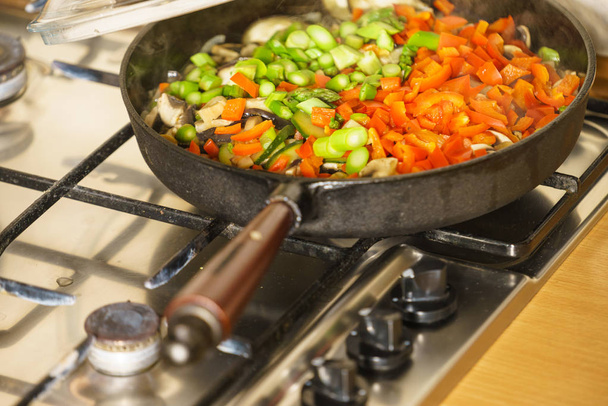 Alimentar-se, preparar o conceito de comida. Muitos vegetais saudáveis picados na frigideira, preparação de refeições vegetarianas. - Foto, Imagem