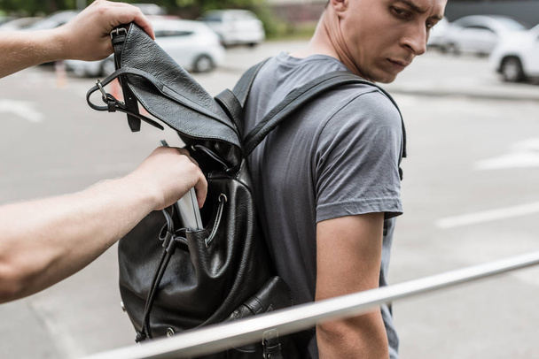 a rablás pickpocketing laptop hátizsák utcában mans  - Fotó, kép