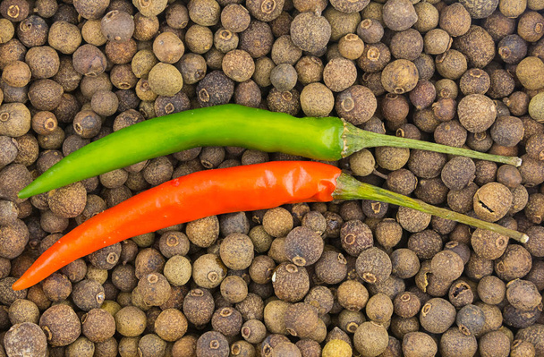 dwa długie równoległe strąki hot chili na pieprz czarny tło pieprzu duży tle ozdoba sosie gotowanie Kuchnia Meksykańska - Zdjęcie, obraz